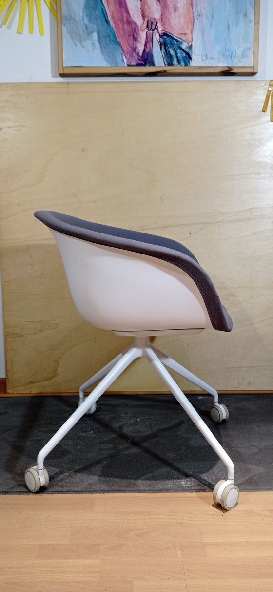 Image 1 of ARPER Duna 02 fauteuil op wielen in lichtgrijs Kvard Wol van Studio LAM