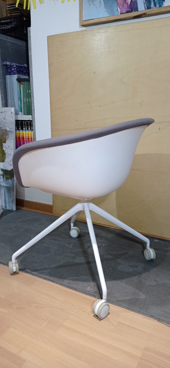 Image 1 of ARPER Duna 02 fauteuil op wielen in lichtgrijs Kvard Wol van Studio LAM