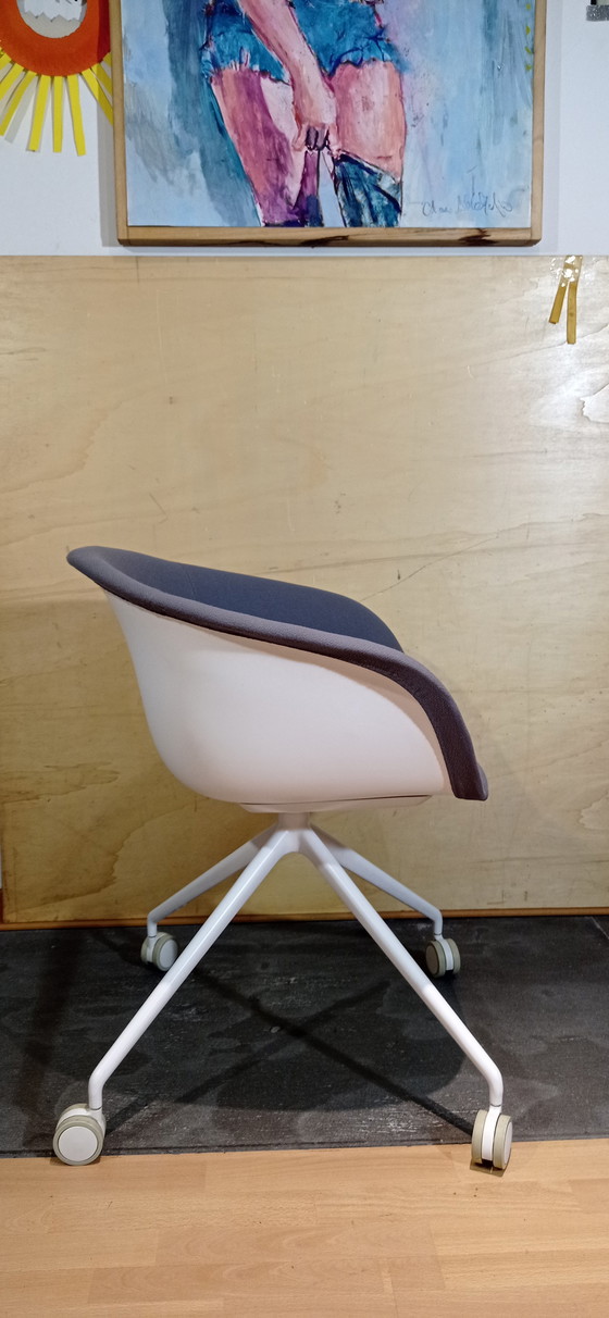 Image 1 of ARPER Duna 02 fauteuil op wielen in lichtgrijs Kvard Wol van Studio LAM