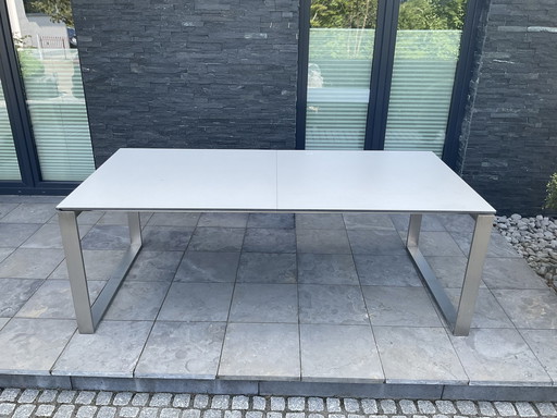 Terras met rieten tafel