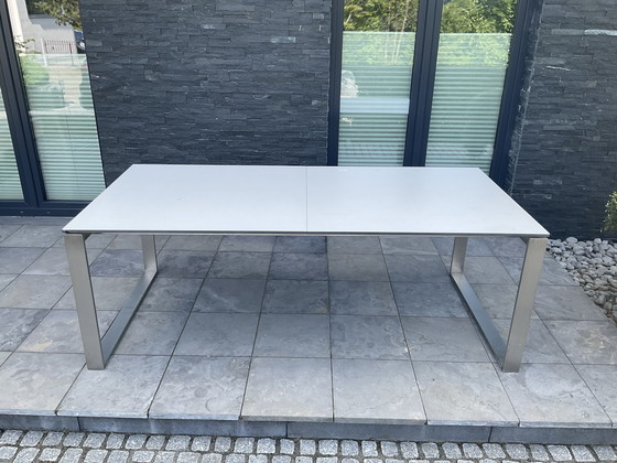 Image 1 of Terras met rieten tafel