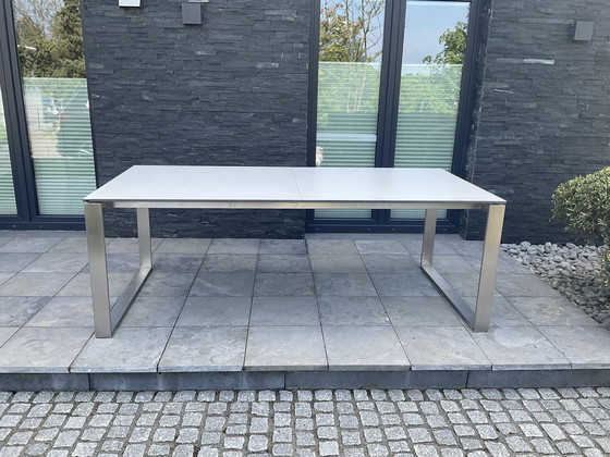 Image 1 of Terras met rieten tafel