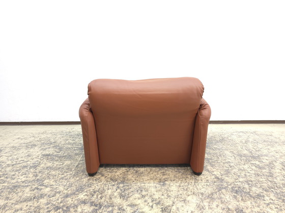 Image 1 of Cassina Maralunga fauteuil Donker cognac Design fauteuil Leren fauteuil