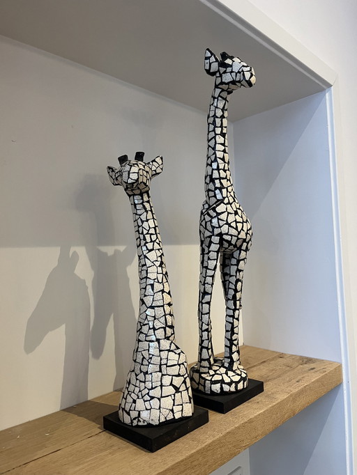 2X Giraffe Beeld Van Struisvogelei Schaal