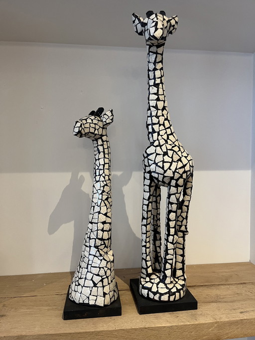 2X Giraffe Beeld Van Struisvogelei Schaal