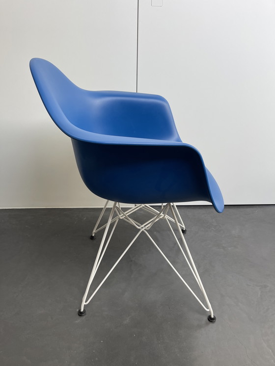 Image 1 of Vitra DAR stoel