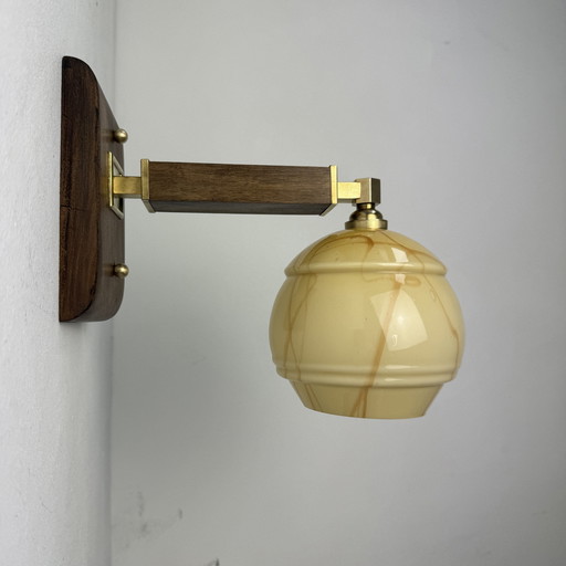 Antieke Art-Deco wandlamp van glas en hout