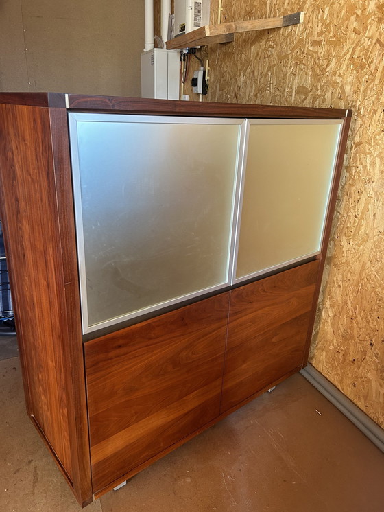 Image 1 of Hans Daalder Tv Meubel, Opbergkast, Eettafel En 4 Stoelen (Bert Plantagie) Notenhout. Het Wordt Als Complete Set Verkocht. 