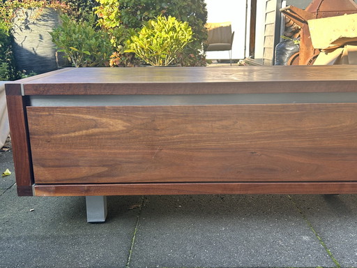 Hans Daalder Tv Meubel, Opbergkast, Eettafel En 4 Stoelen (Bert Plantagie) Notenhout. Het Wordt Als Complete Set Verkocht. 