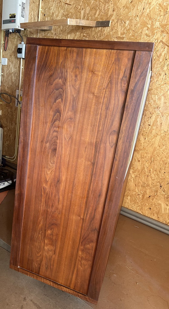 Image 1 of Hans Daalder Tv Meubel, Opbergkast, Eettafel En 4 Stoelen (Bert Plantagie) Notenhout. Het Wordt Als Complete Set Verkocht. 