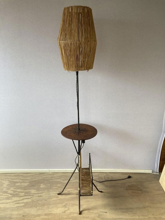 Image 1 of Staande lamp met tijdschriftenhouder en sisal kap, 1950S