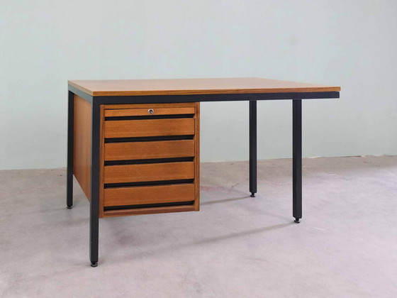 Image 1 of Modernistisch bureau van teakhout en staal