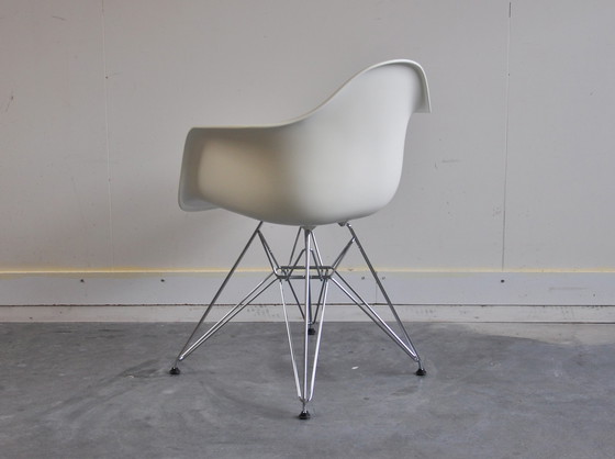 Image 1 of Vitra Eames DAR Armchair met los kussen