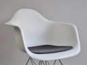 Vitra Eames DAR Armchair met los kussen