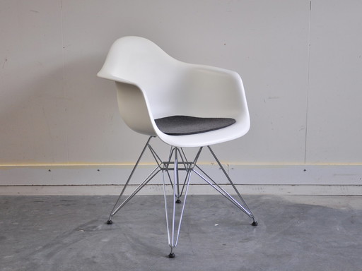 Vitra Eames DAR Armchair met los kussen