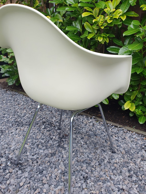 Image 1 of DAX Vitra Eames stoel