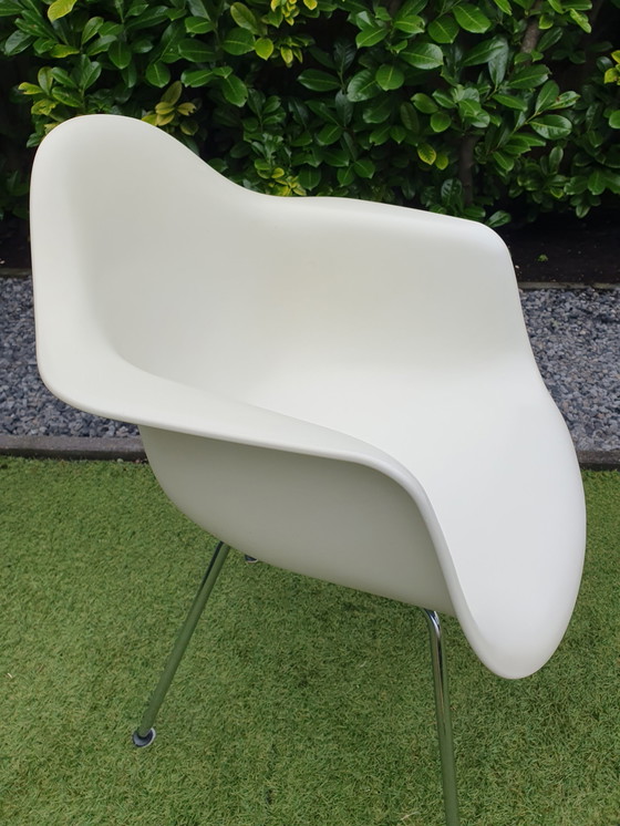 Image 1 of DAX Vitra Eames stoel