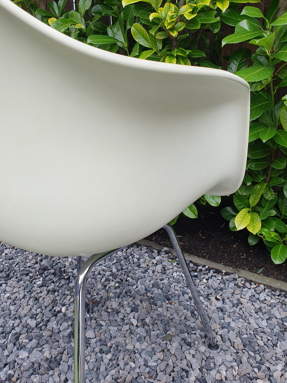 Image 1 of DAX Vitra Eames stoel