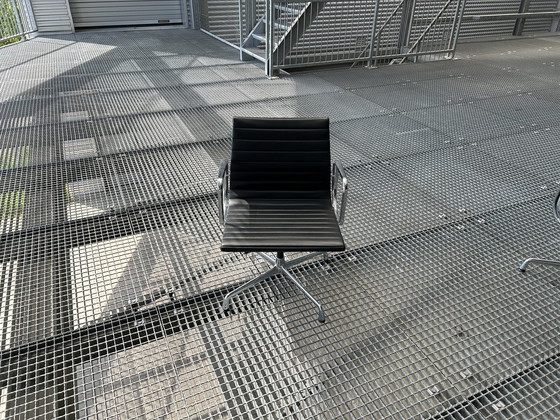 Image 1 of 4x Vitra EA108 in zwart leer