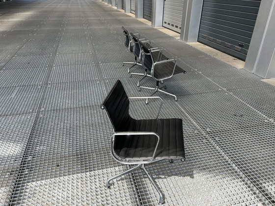 Image 1 of 4x Vitra EA108 in zwart leer