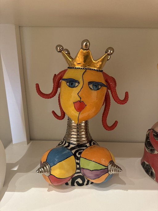 Sarah Michaels Ceramics , Beeld colourful Queen”