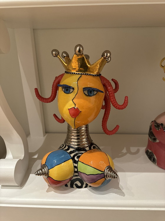 Image 1 of Sarah Michaels Ceramics , Beeld colourful Queen”