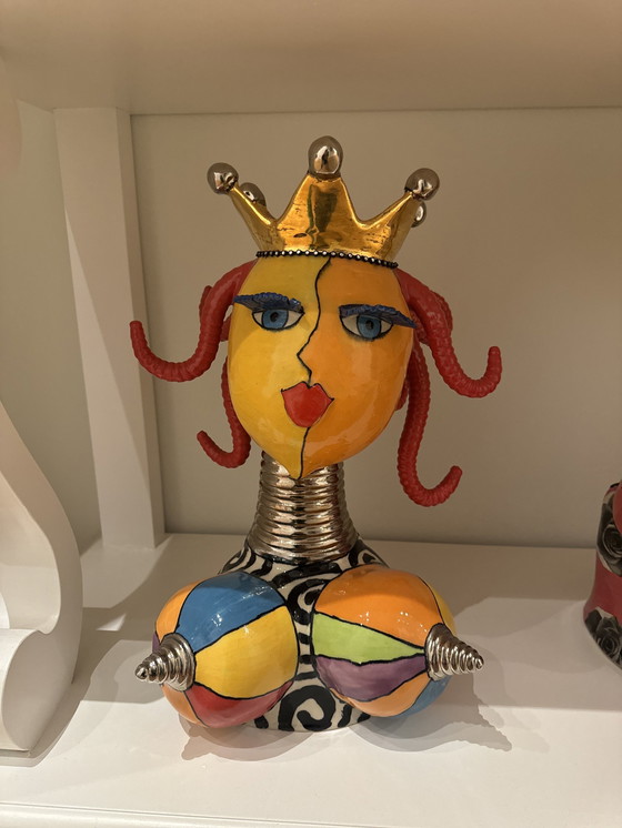 Image 1 of Sarah Michaels Ceramics , Beeld colourful Queen”