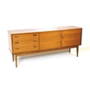 Vintage dressoir met mooie handgreepjes gemaakt in de jaren '60