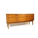 Vintage dressoir met mooie handgreepjes gemaakt in de jaren '60