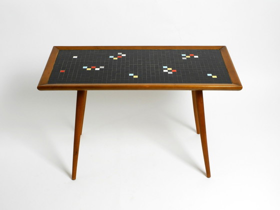 Image 1 of Prachtige lange Mid Century Walnut Houten Salontafel Met Een Mozaïek Oppervlak