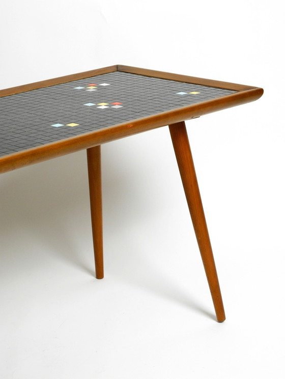 Image 1 of Prachtige lange Mid Century Walnut Houten Salontafel Met Een Mozaïek Oppervlak