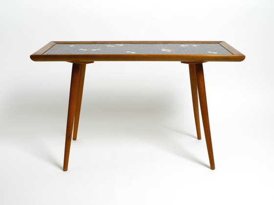 Image 1 of Prachtige lange Mid Century Walnut Houten Salontafel Met Een Mozaïek Oppervlak