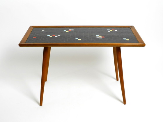 Image 1 of Prachtige lange Mid Century Walnut Houten Salontafel Met Een Mozaïek Oppervlak