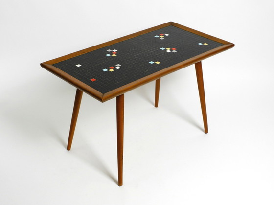 Image 1 of Prachtige lange Mid Century Walnut Houten Salontafel Met Een Mozaïek Oppervlak