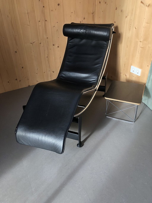 Cassina LC4 met Vitra LTR salontafeltje