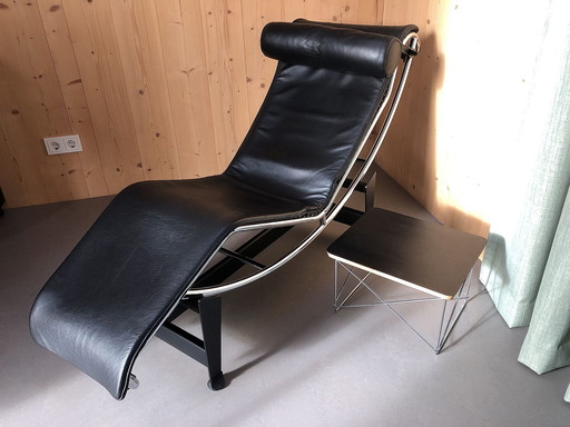 Cassina LC4 met Vitra LTR salontafeltje