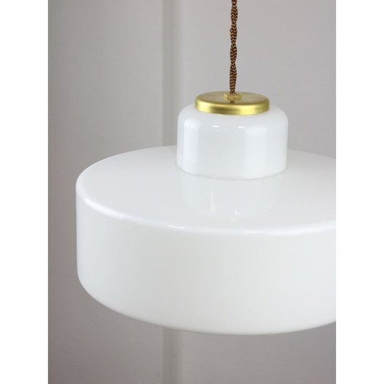 Image 1 of Mid Century Italiaanse hanglamp van wit glas en messing