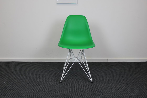 Image 1 of Set van 4 Vitra Eames DSR dinning chairs groen, wit onderstel