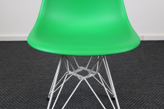 Image 1 of Set van 4 Vitra Eames DSR dinning chairs groen, wit onderstel