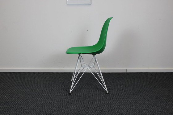 Image 1 of Set van 4 Vitra Eames DSR dinning chairs groen, wit onderstel