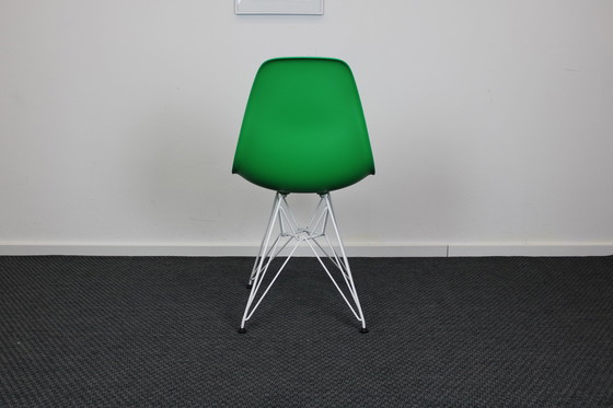 Image 1 of Set van 4 Vitra Eames DSR dinning chairs groen, wit onderstel