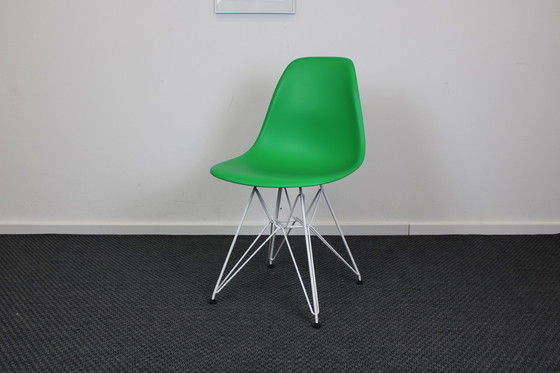 Image 1 of Set van 4 Vitra Eames DSR dinning chairs groen, wit onderstel