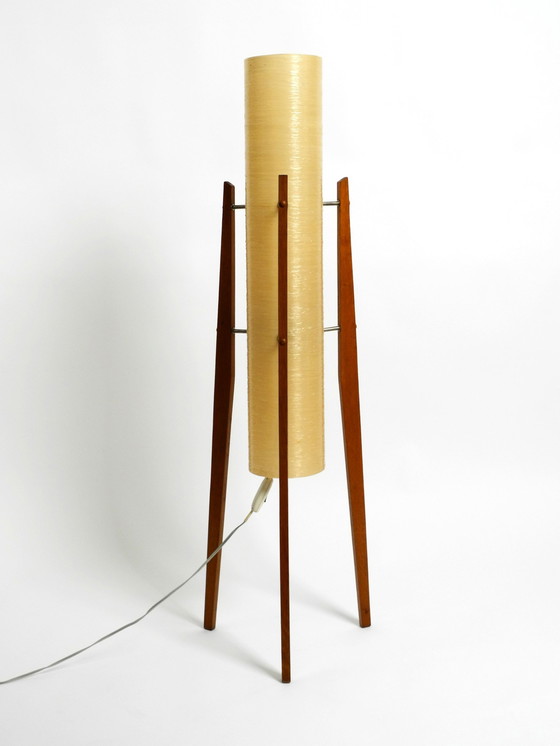 Image 1 of Schöne tschechische Mid Century Modern Driepoot Teak Stehlampe "Rakete" mit Fiberglas-Schirm