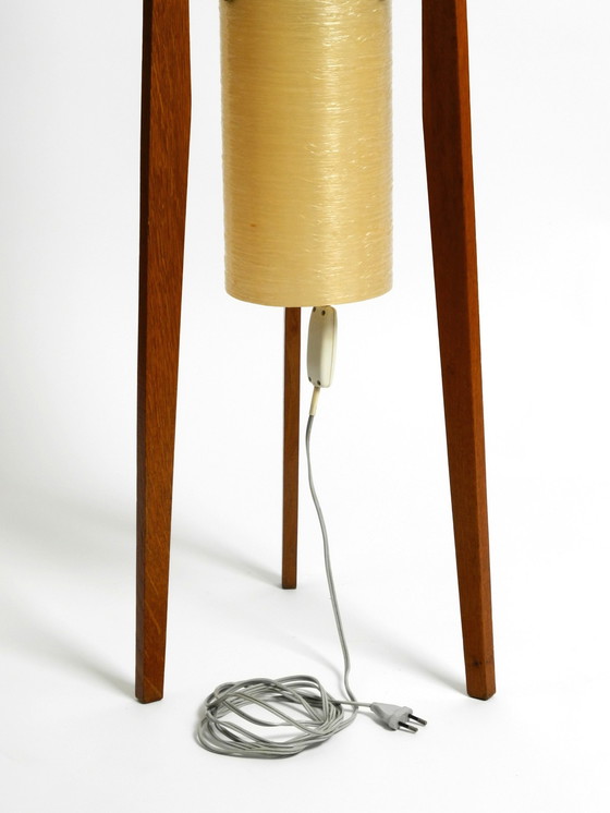 Image 1 of Schöne tschechische Mid Century Modern Driepoot Teak Stehlampe "Rakete" mit Fiberglas-Schirm