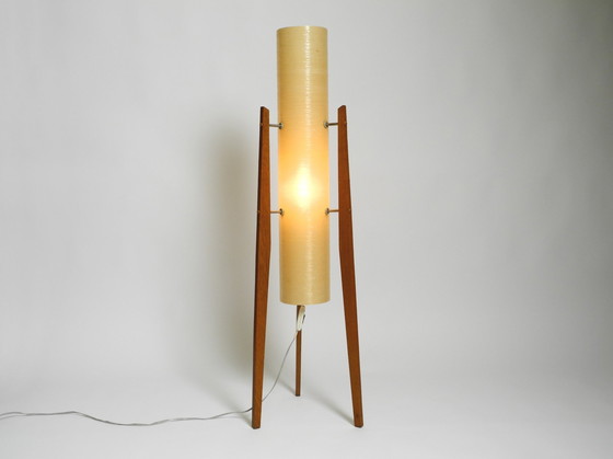 Image 1 of Schöne tschechische Mid Century Modern Driepoot Teak Stehlampe "Rakete" mit Fiberglas-Schirm