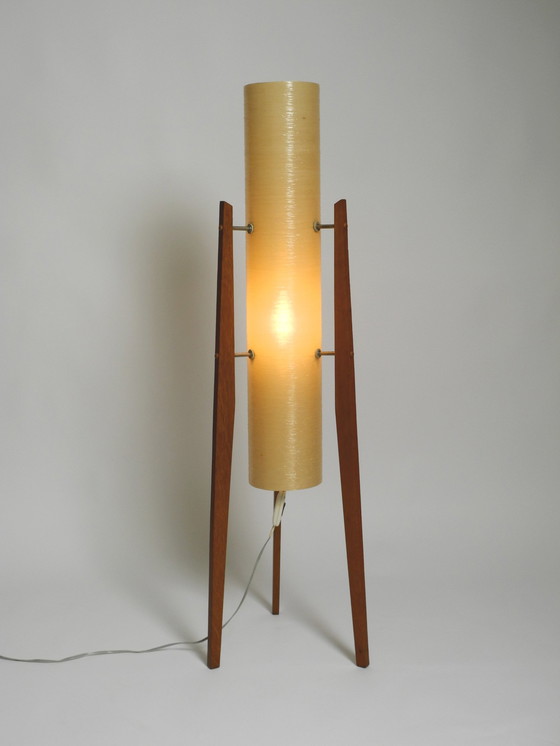 Image 1 of Schöne tschechische Mid Century Modern Driepoot Teak Stehlampe "Rakete" mit Fiberglas-Schirm