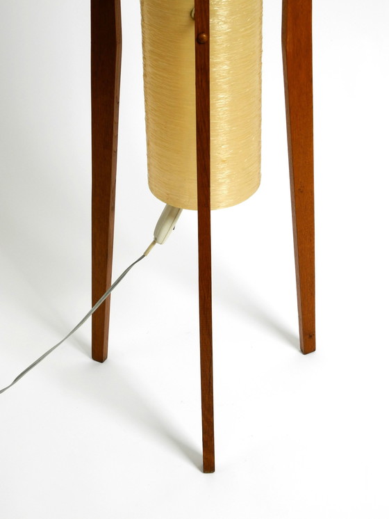 Image 1 of Schöne tschechische Mid Century Modern Driepoot Teak Stehlampe "Rakete" mit Fiberglas-Schirm