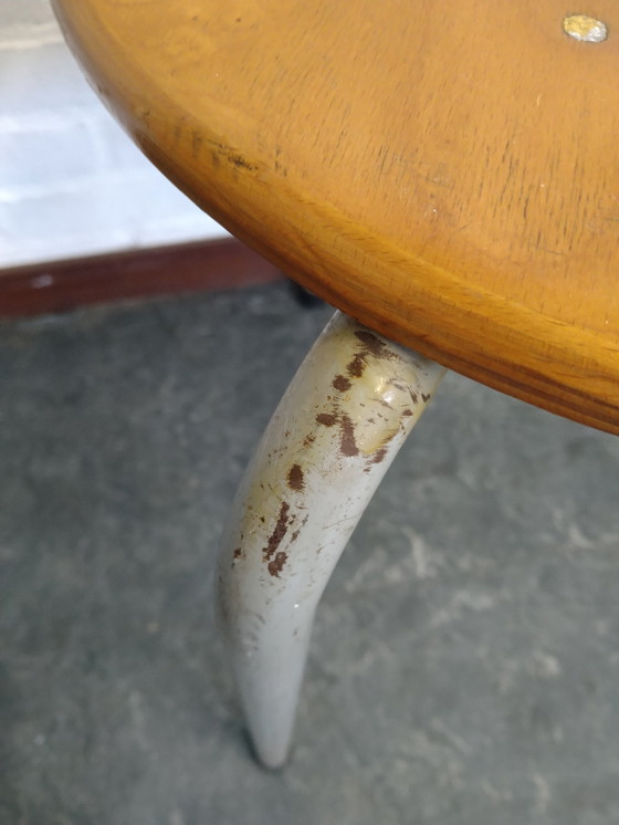 Image 1 of Industriële Vintage Kruk Met Houten Zitting