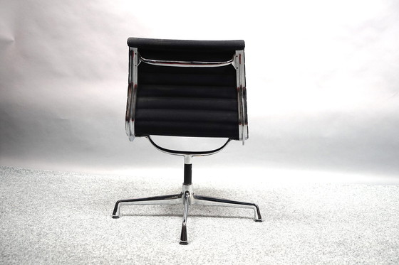 Image 1 of Mid Century model Ea 102 draaistoel van Charles & Ray Eames voor Vitra