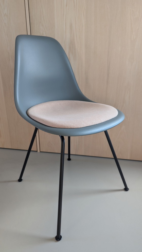 Image 1 of 2X Vitra Dsx Stoel Met Vast Zitkussen Grijs/Nude Ivory